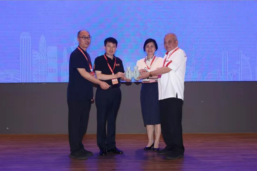 王新軍仰韶雙聯(lián)壺贈(zèng)馬來(lái)西亞，中馬友誼再續(xù)千年雅韻